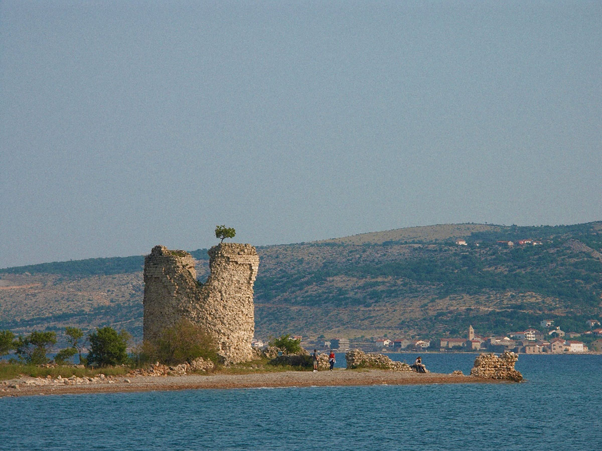 STARA KULA STARIGRAD1 29 04 07