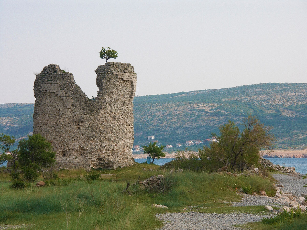 STARA KULA STARIGRAD5 29 04 07